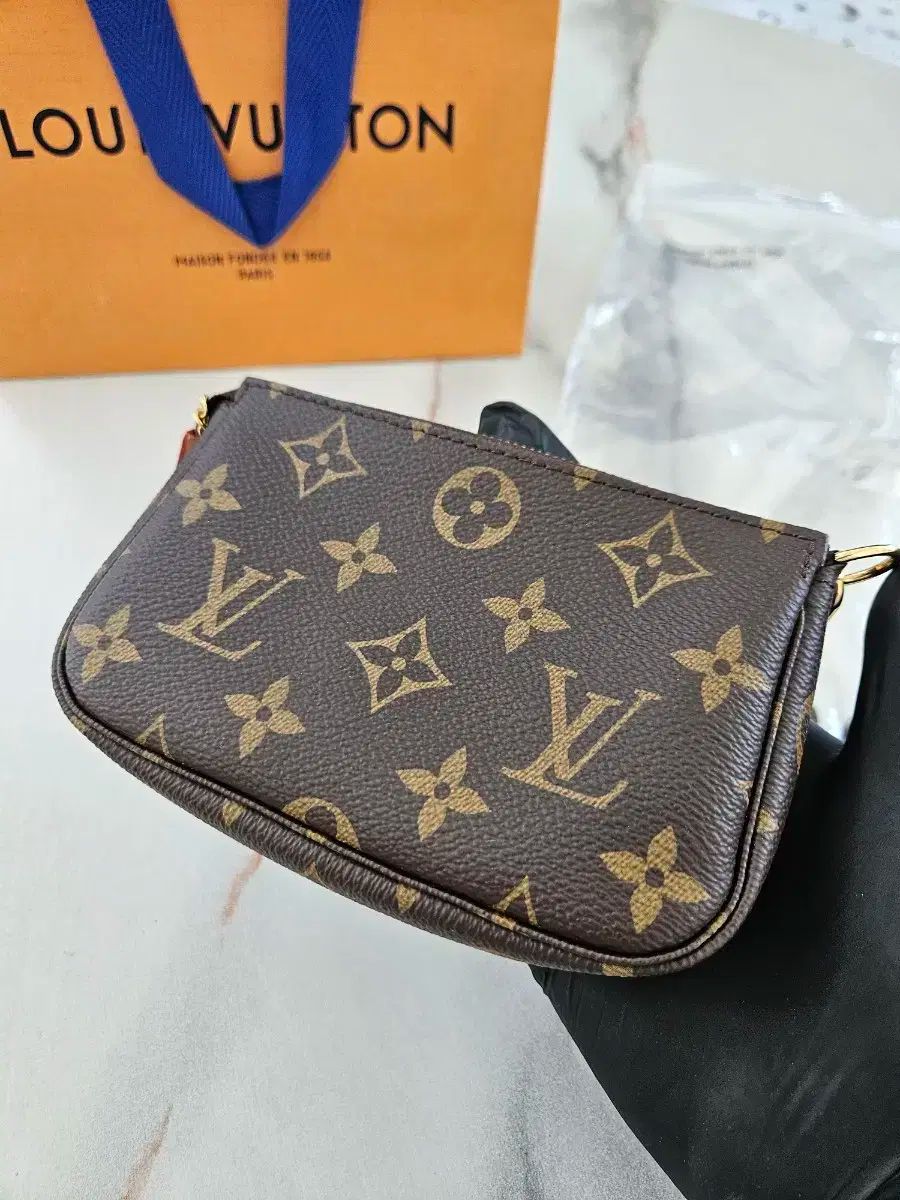LOUIS VUITTON ハンドバッグ モノグラム ポシェット アクセソワール LOUIS VUITTON モノグラム ミニポシェット・アクセソワール