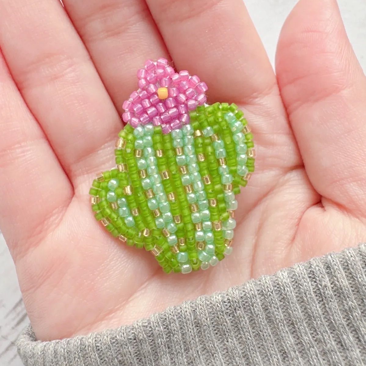 ビーズ ブローチ サボテン 多肉 植物 刺繍 ハンドメイド ビーズ刺繍