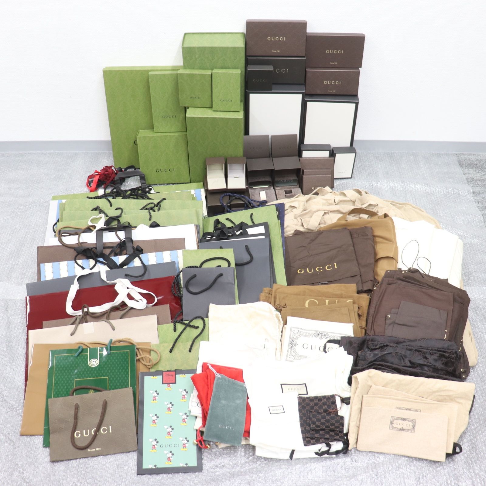 IT0N9KUHT4LY GUCCI グッチ BOX ショッパー アクセサリーケース ガーメント リボン 保存袋 紙袋25枚 箱38個 ガーメント11枚 保存袋68枚