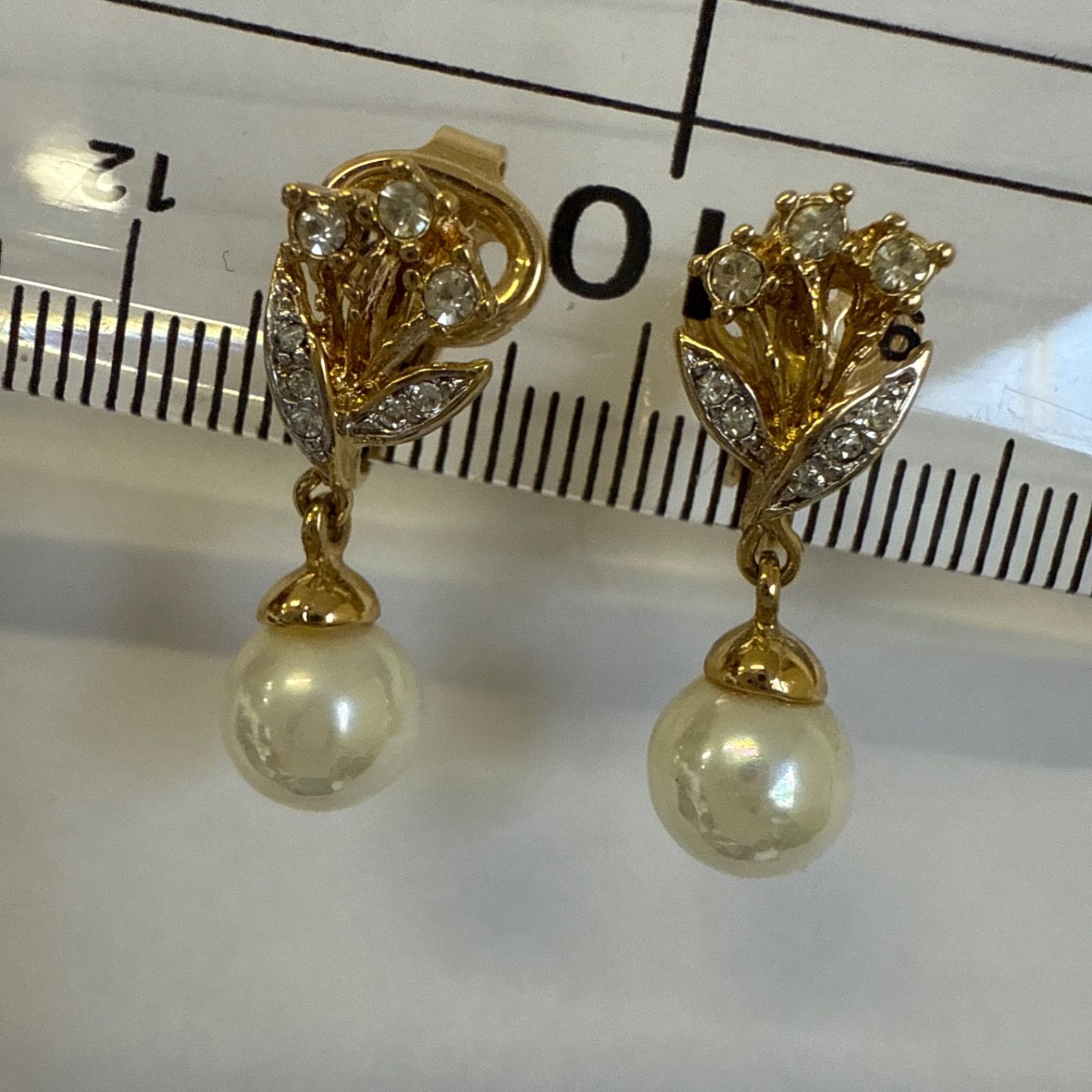 ChristianDior ラインストーン付きゴールドカラーイヤリング Christian