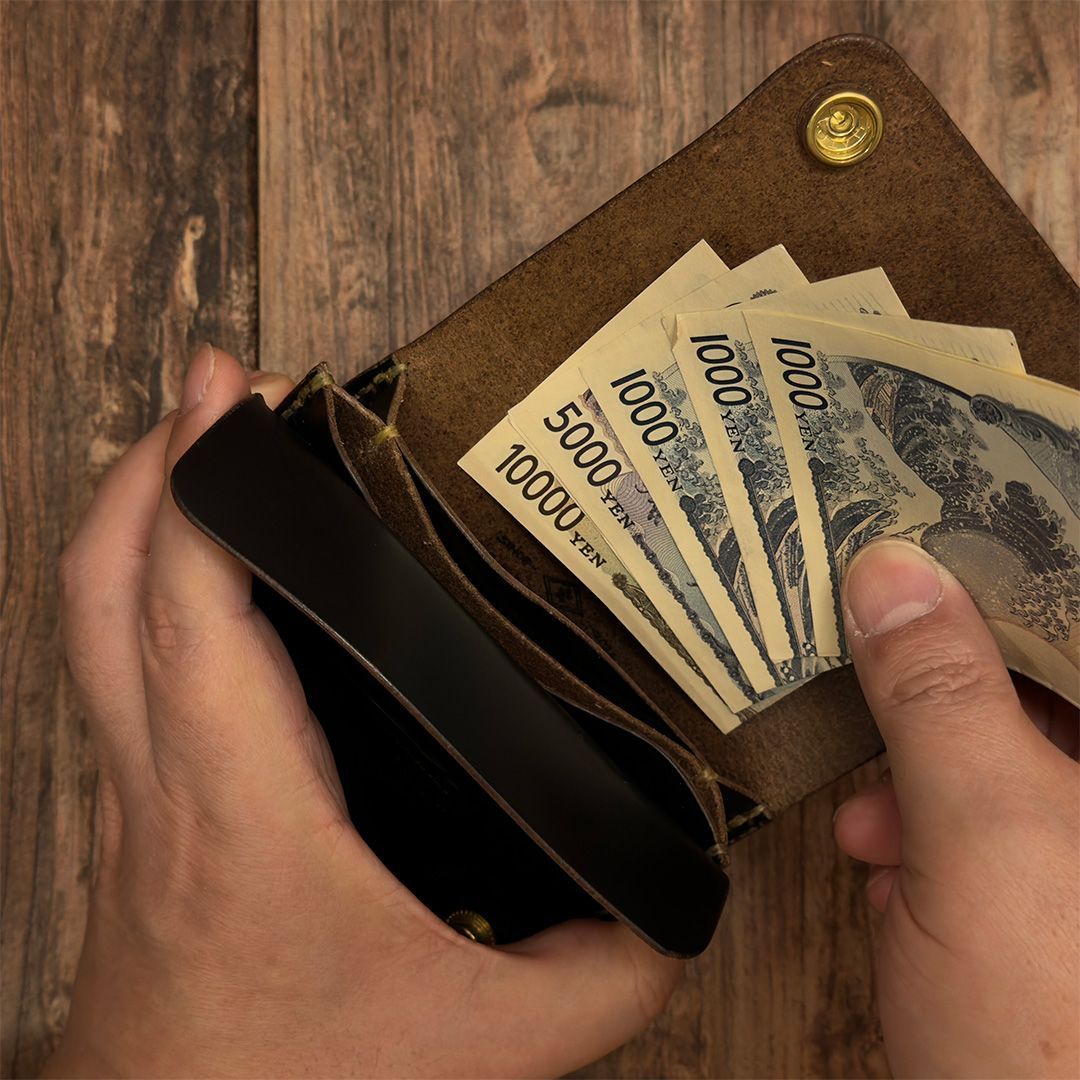 茶芯ブラックのショートトラッカーウォレット｜革の質感を楽しむ