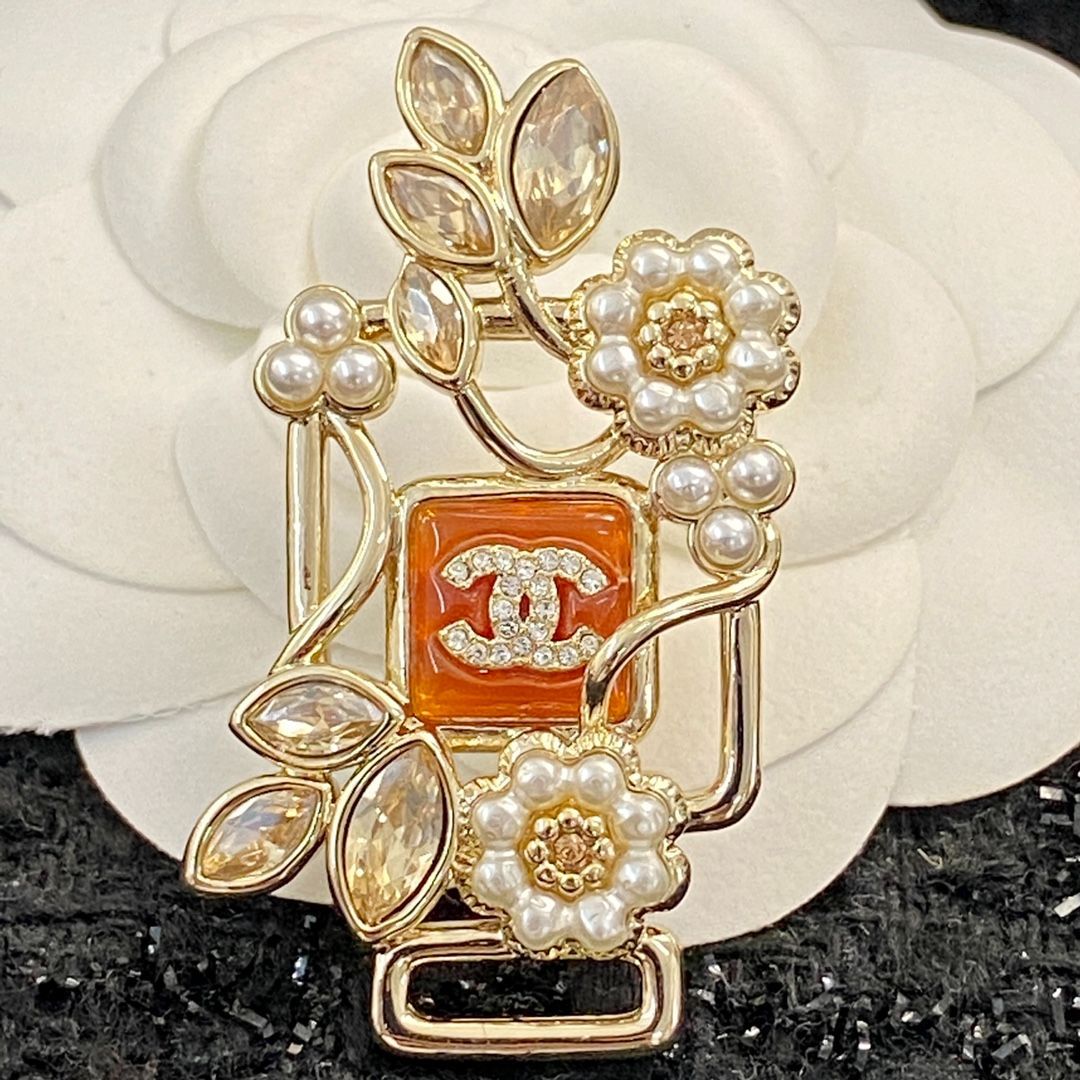 今日 CHANEL シャネル 22 年 ハーフパール フラワー ブローチ with ボトル デザイン?
