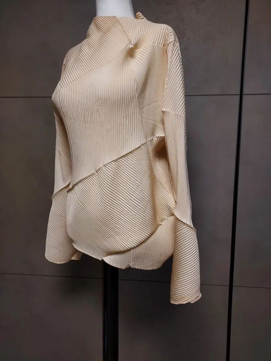 アイボリー プリーツ 長袖 ブラウス