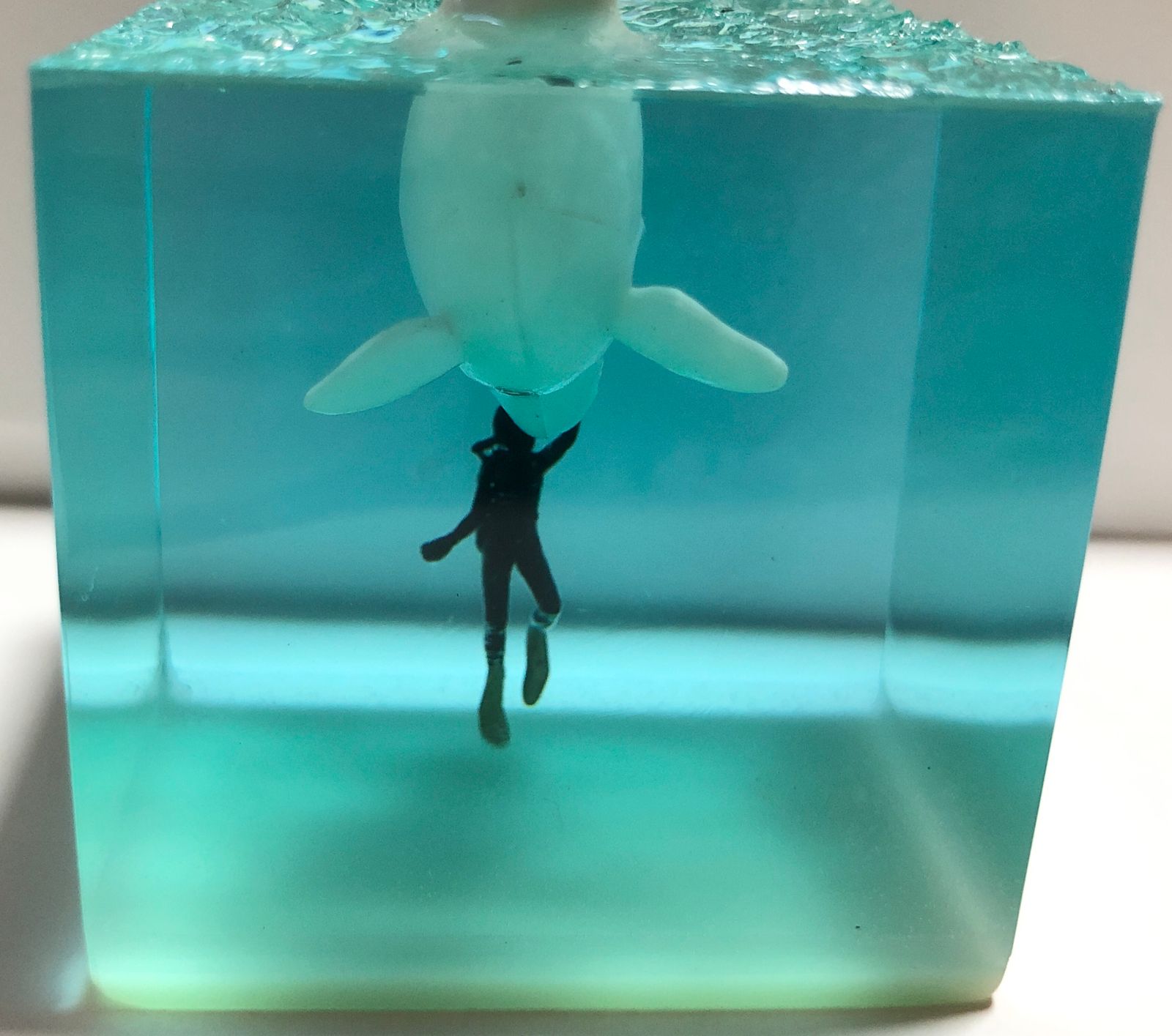 ディズニーシー　手作りガラスのイルカとダイバー ディズニーシーで作れるオリジナルグッズと販売店舗一覧！切り絵