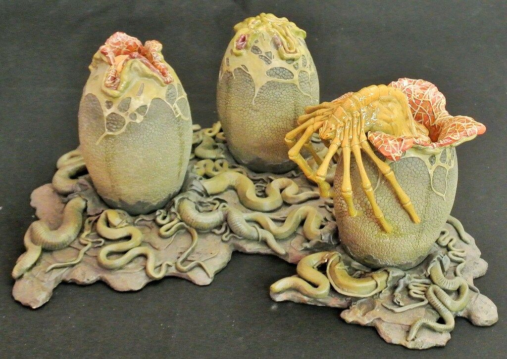 ATTAKUS / BLISTER COLD CAST PORCELAIN STATUE ALIEN BIRTH / 3 EGGS & 1 FACE  HUGGER - メルカリ