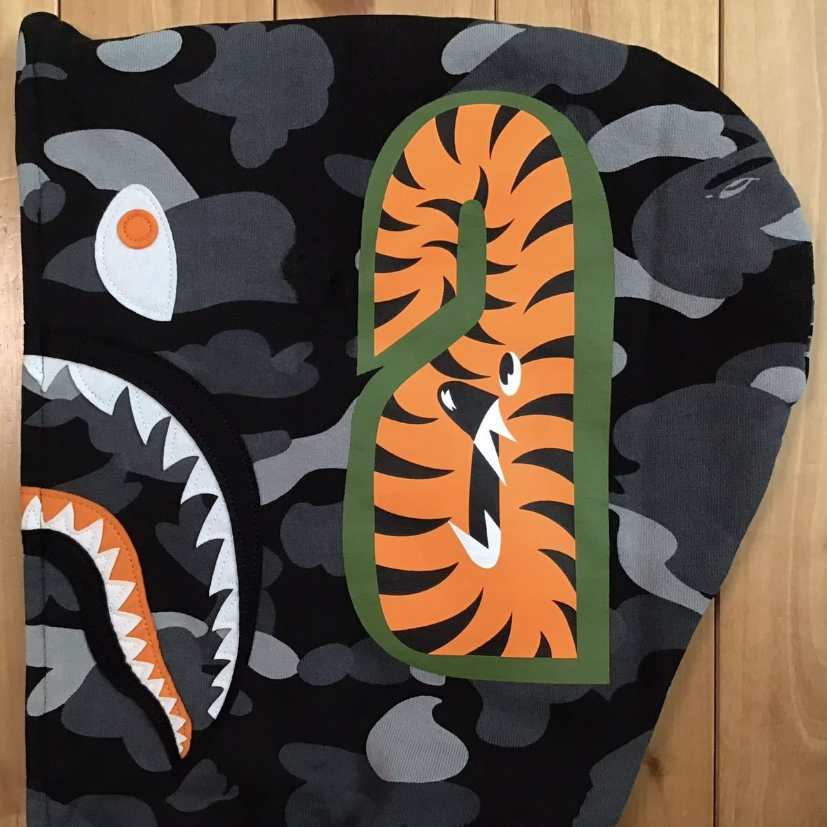 Undefeated × BAPE タイガー シャーク パーカー Mサイズ tiger shark full zip hoodie a bathing ape  エイプ ベイプ 迷彩 - メルカリ