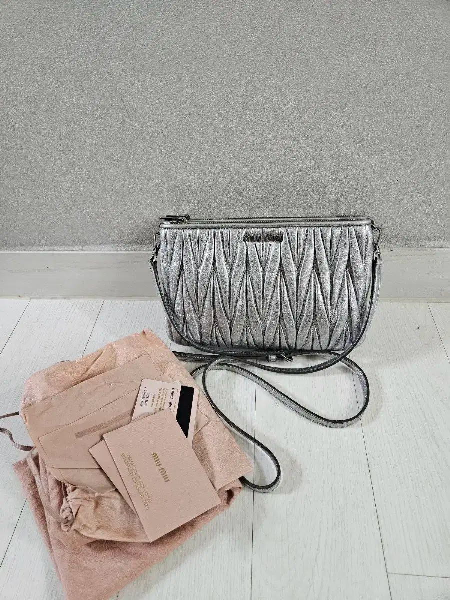 MIU MIU ミュウミュウ ダブルジッパー クロス マテラッセ シルバー
