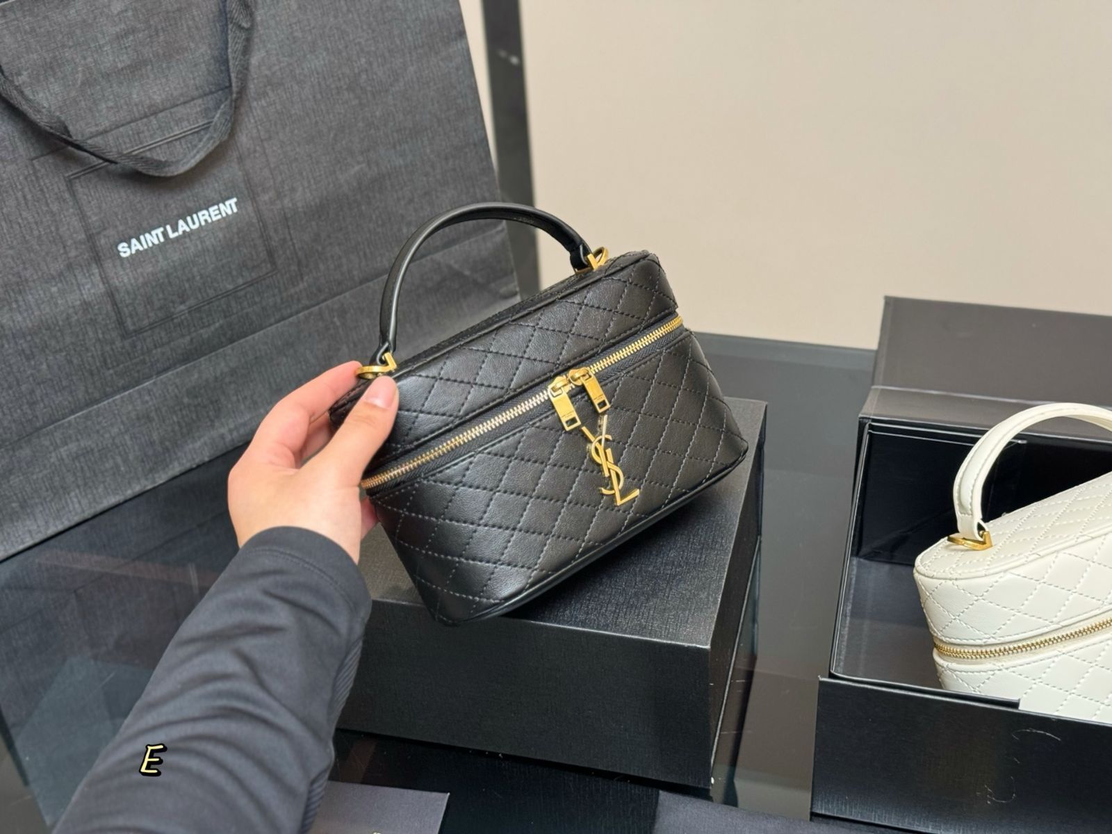 今日特価】Saint Laurent Box バッグ（19×12cm）-MM輸入2 - メルカリ