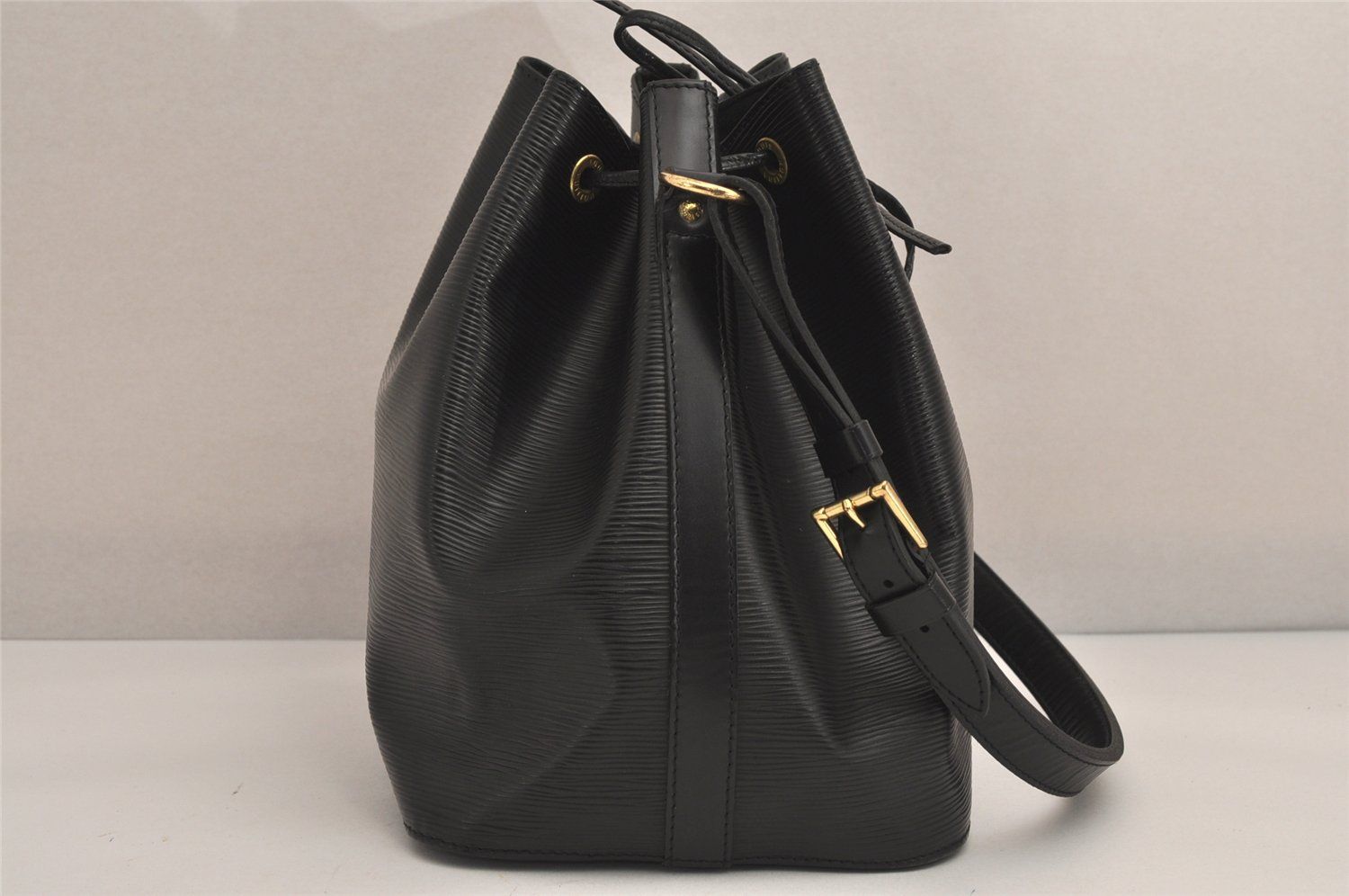 LOUIS VUITTON ルイヴィトン エピ プチノエ 黒 M59012 楽天市場】LOUIS VUITTON ルイ ヴィトン エピ プチノエ 巾着