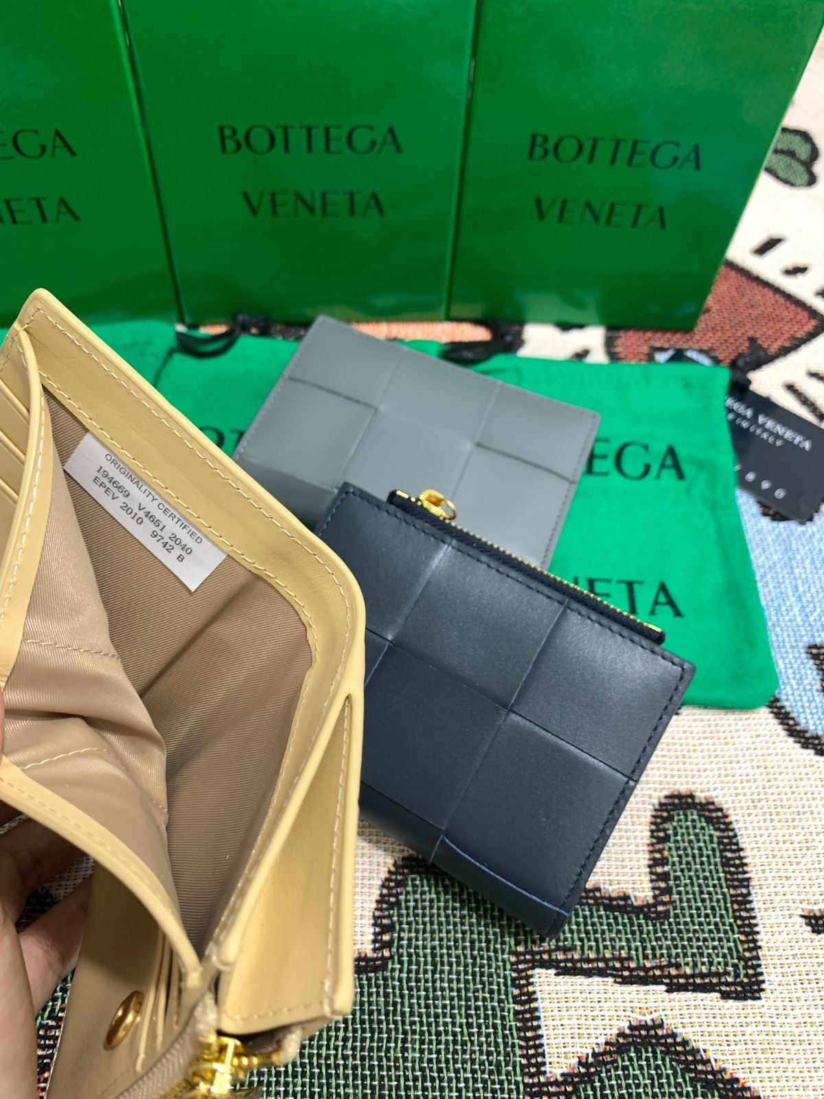 大人気!💕 実物【希少】BOTTEGA VENETA ボッテガヴェネタ　二つ折り財布 小銭入れ 早い者勝ち【箱付き】