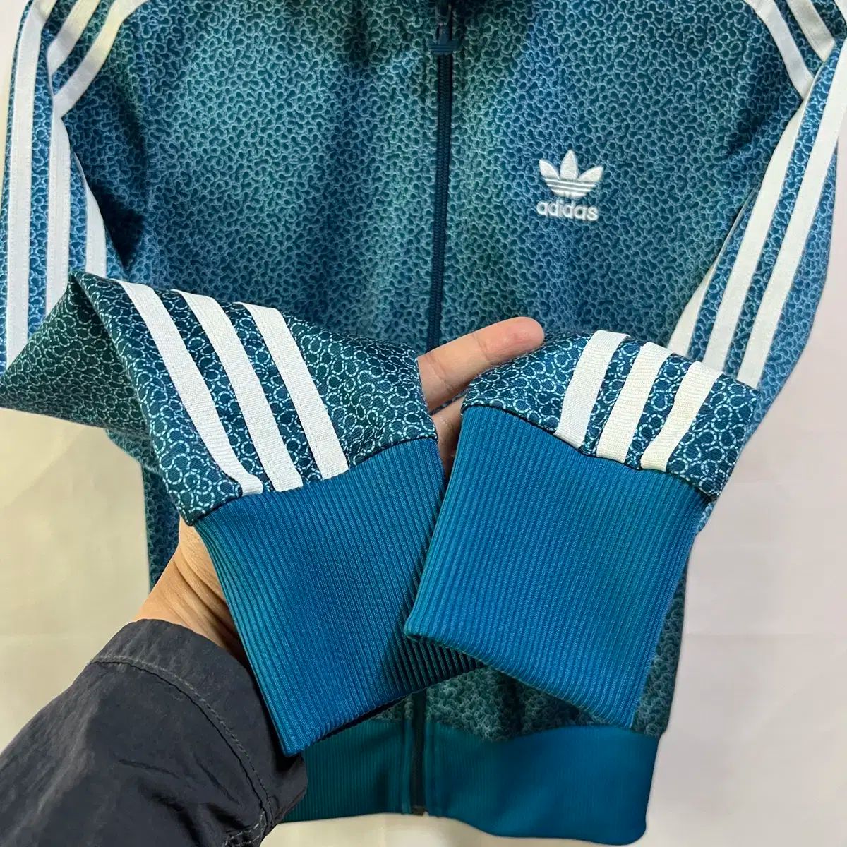 adidas Originalsアディダス　ファイヤーバード　ジャージ水玉ドット adidas Originals（アディダスオリジナルス）の「FIREBIRD TT