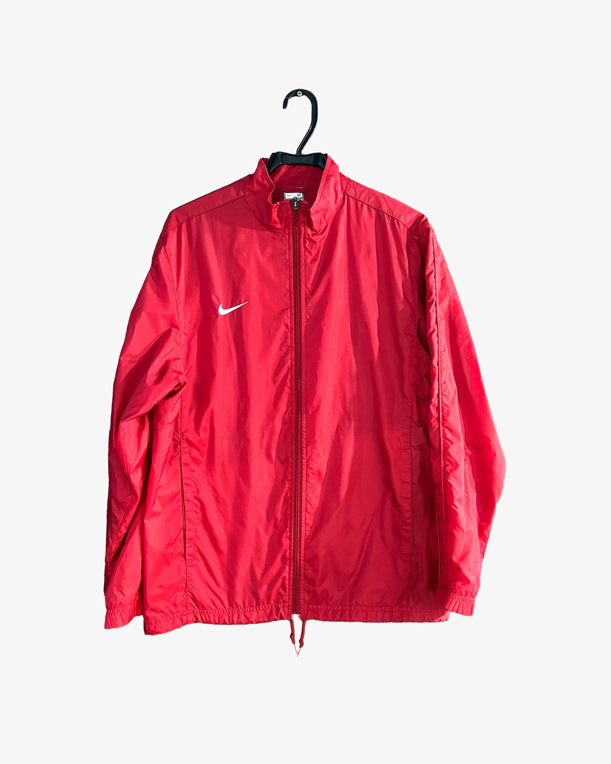 M Nike(ナイキ） レッド ウインドブレーカー - メルカリ