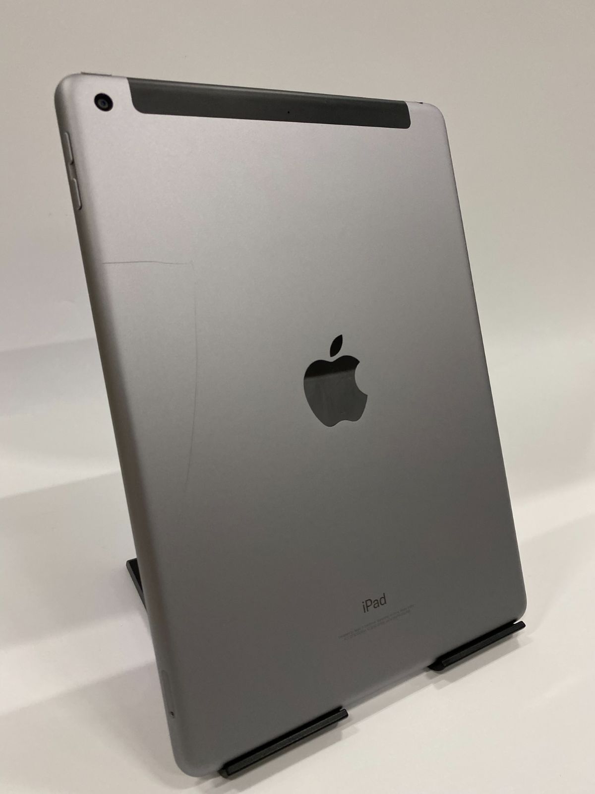 ㉕【画面・背面にキズ有】iPad 第6世代 Wi-Fi+セルラーモデル