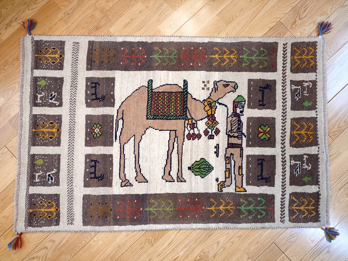 キリムをのせたラクダとカシュガイ族 RJ12417