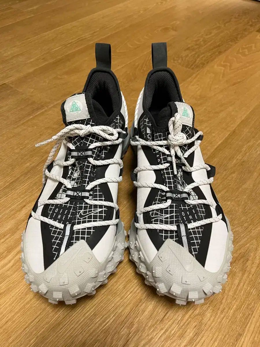 NIKE ナイキ ACG マウンテン フライ 白 アン 黒 275