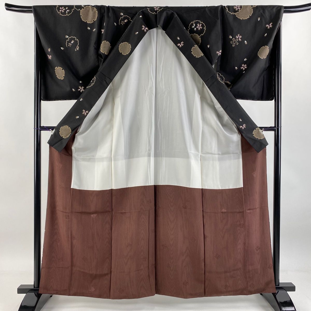 バイセル 美品 名品 大島紬 黒 雪輪 草花 証紙有 バチ衿 正絹 袷（10月～5月） 166cm Mサイズ ☆☆☆☆ 5220.大島紬 正絹泥染め 雪輪柄！ バイセル□ 着物 即決 名品 美品