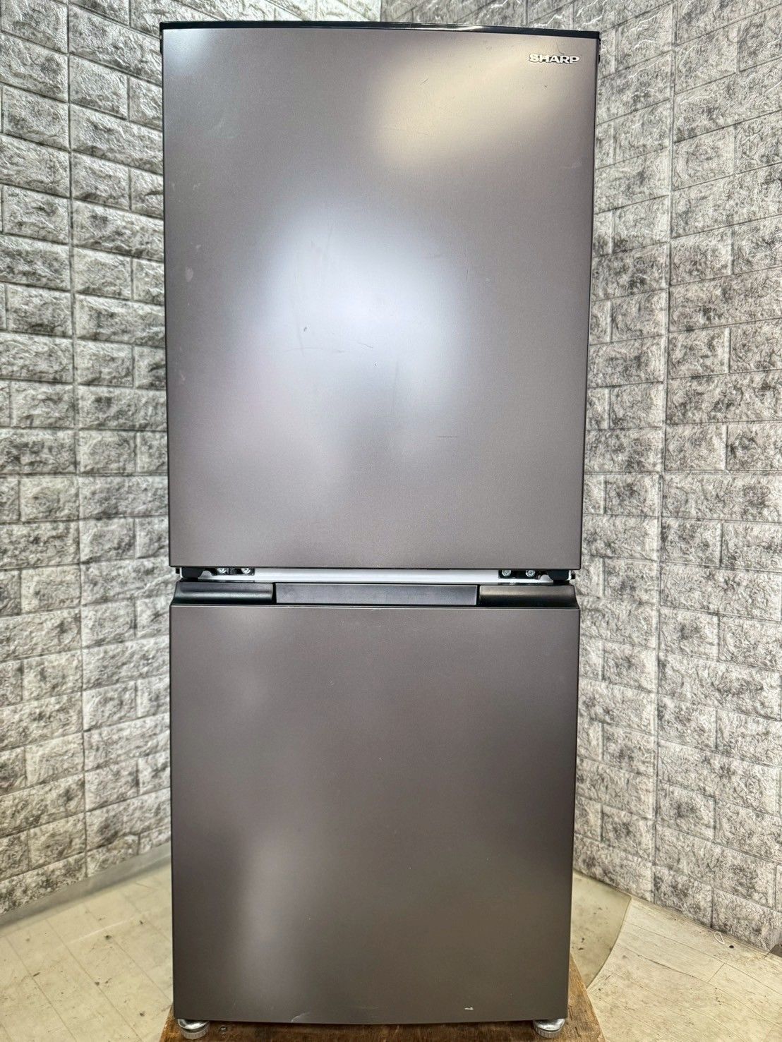 大阪送料無料★3か月保障付★冷蔵庫★2022年★SJ-D15H-H★IR-939 大阪送料無料☆3か月保障付き☆冷蔵庫☆シャープ☆2ドア☆2022年☆SJ