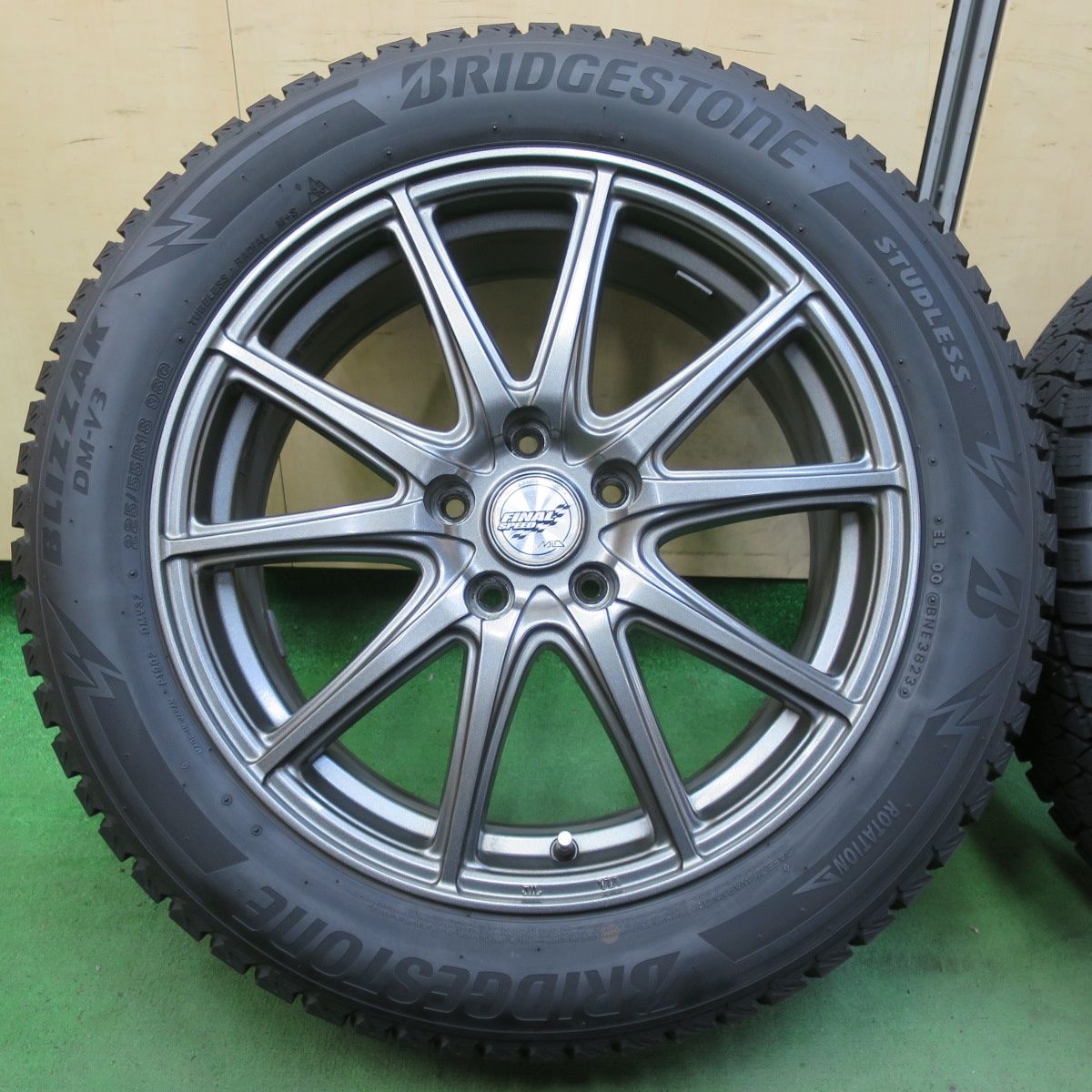 バリ溝 23年 キレイ 9分 スタッドレス FINAL SPEED 225 55R18 ブリヂストン ブリザック DM-V3 MiD ファイナルスピード マルカ 18インチ PCD114.3 5H 5090401イス