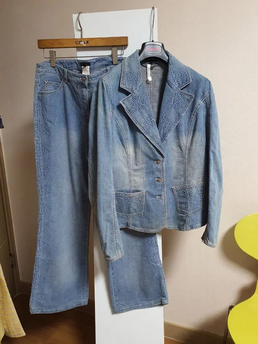 ● エスカーダ ESCADA デニム ジャケット付き デニムパンツ セットアップ 新世界ラグジュアリーミュージアム