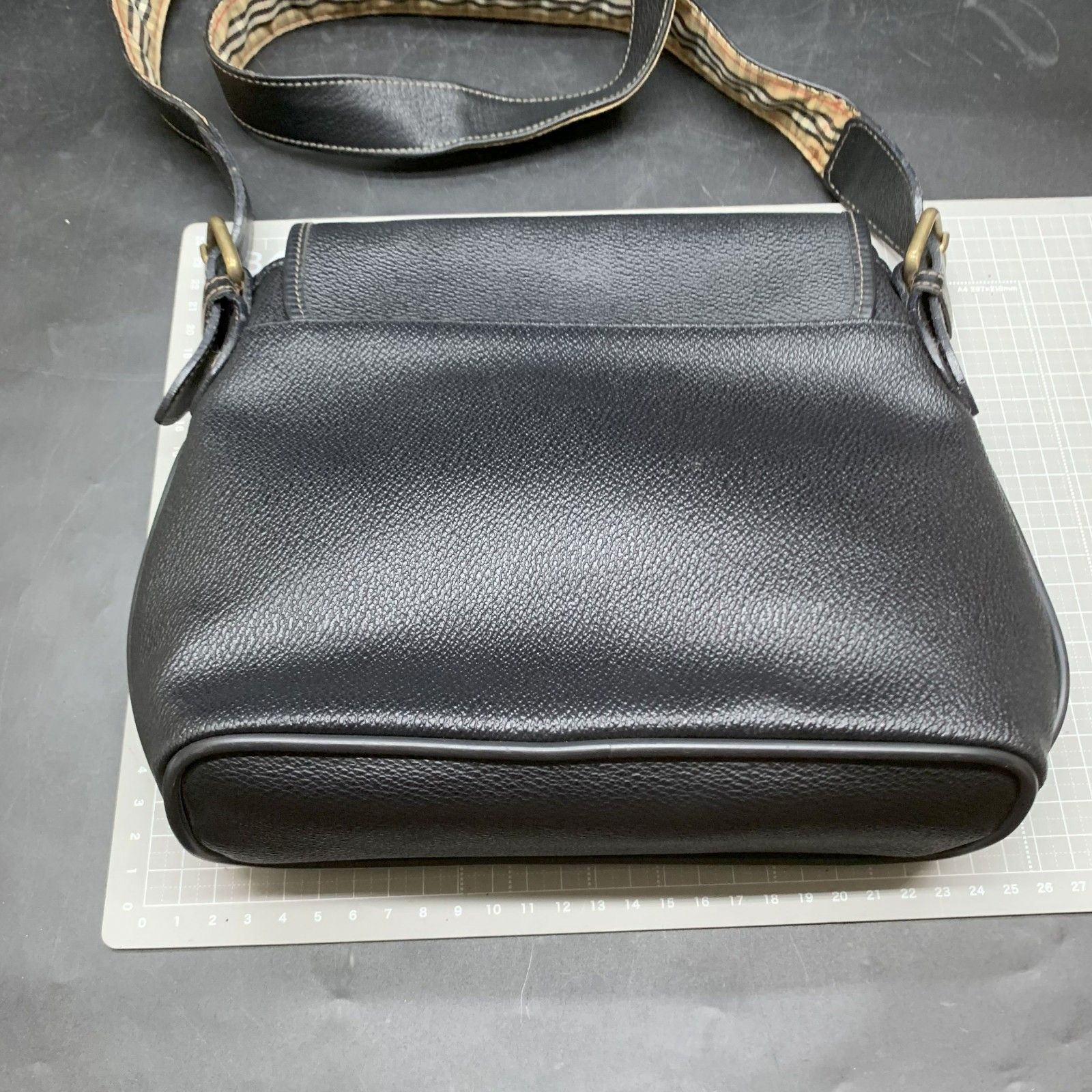 Z293 【Burberry】バーバリーズ レザーショルダーバッグ エンブレム ノバチェック Burberrys　ホースロゴ　イタリア製 中古ヴィンテージ Z293 【Burberry】バーバリーズ レザーショルダーバッグ エンブレム