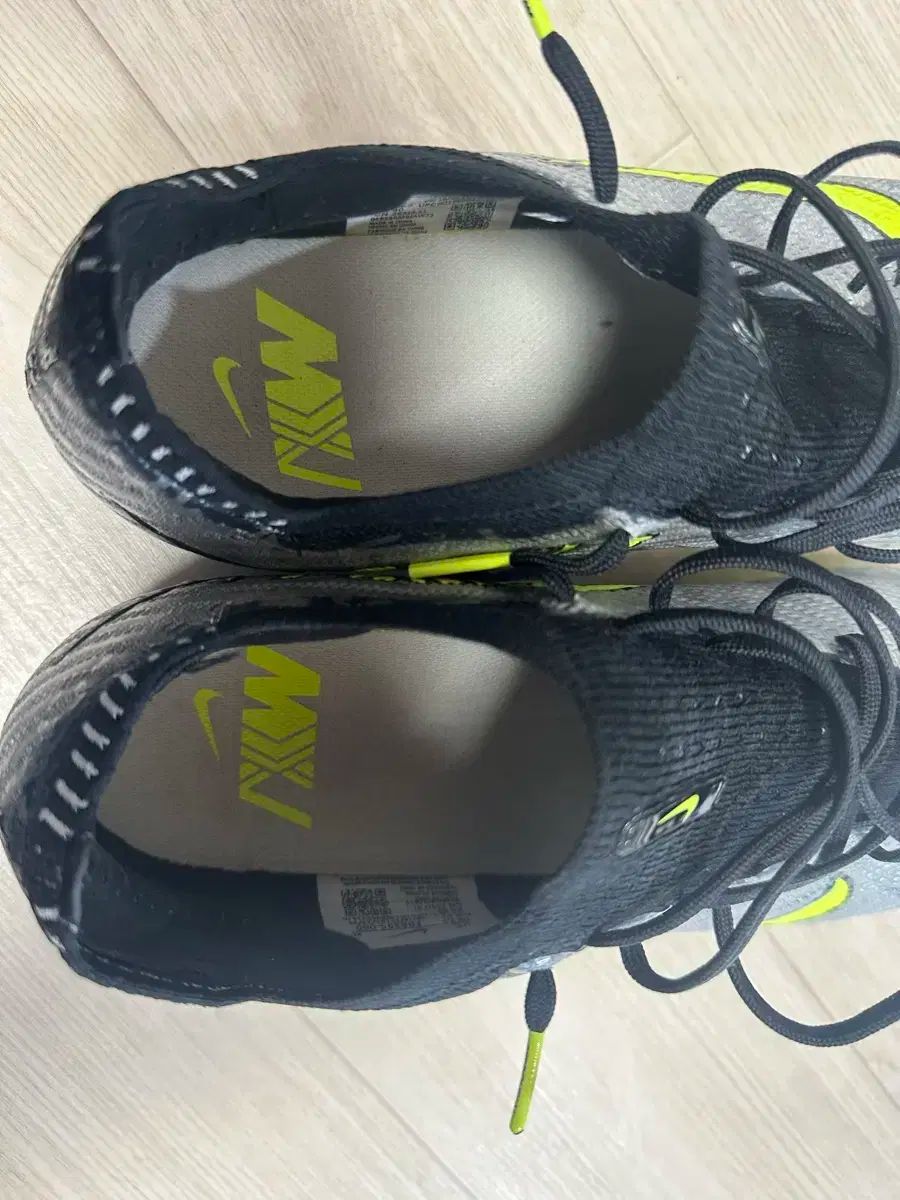 NIKE