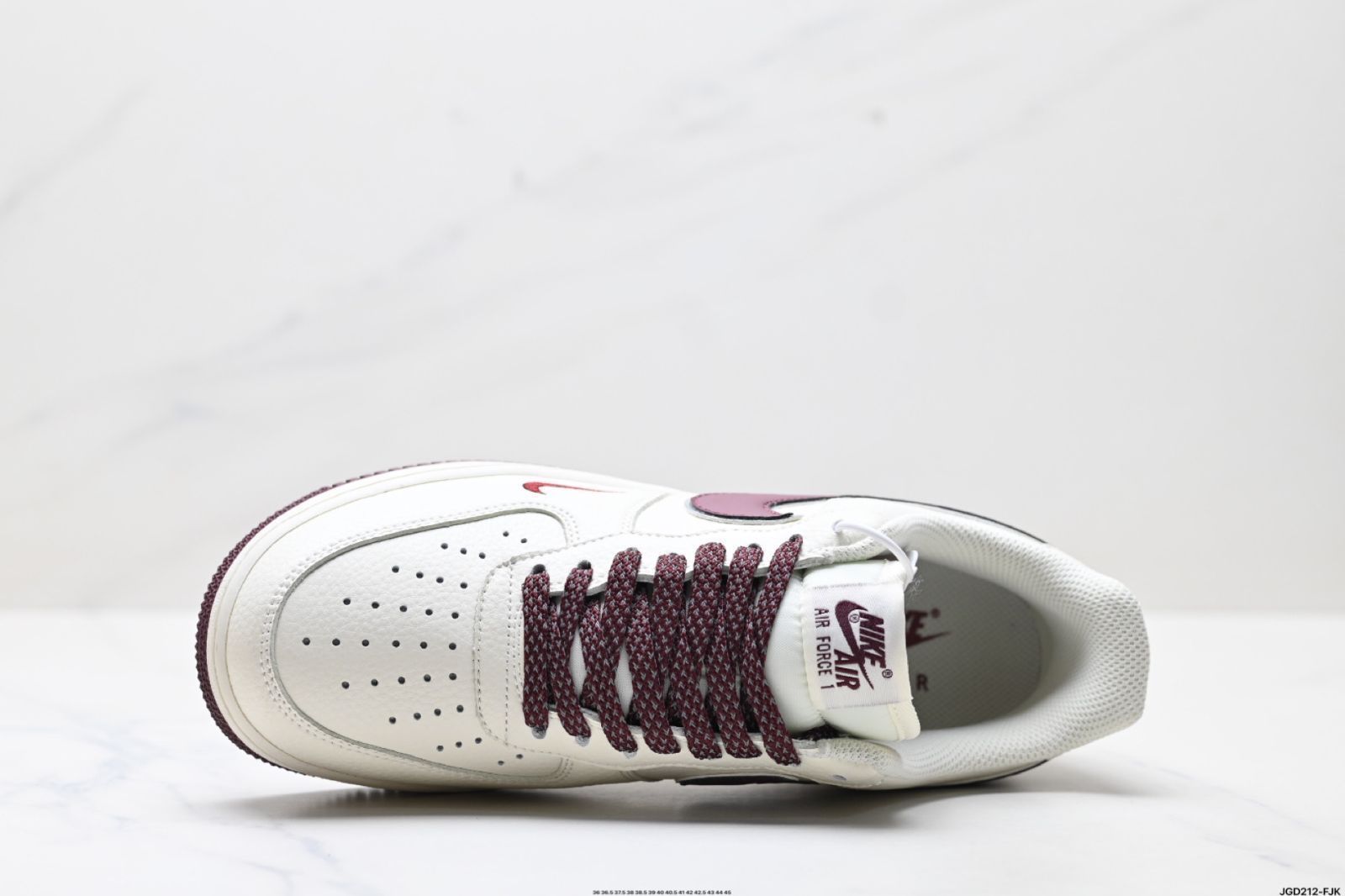 NIKE AIR FORCE 1‘07 LV 8オリジナルの型紙とボードを使用し なロートップエアフォースワンのフォルムを実現