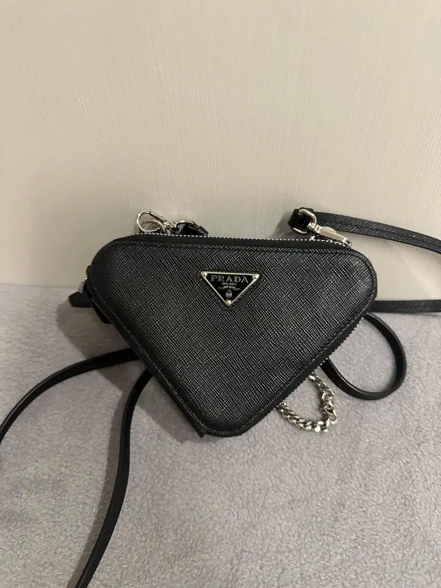 PRADA サフィアーノ トライアングル ミニ ポーチ ブラック