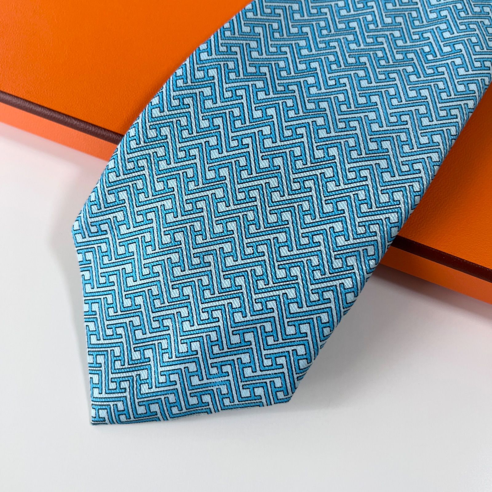 美品 HERMES エルメス ネクタイ シルク100% スカイブルー 総柄 美品 HERMES エルメス ネクタイ シルク100% スカイブルー 総柄