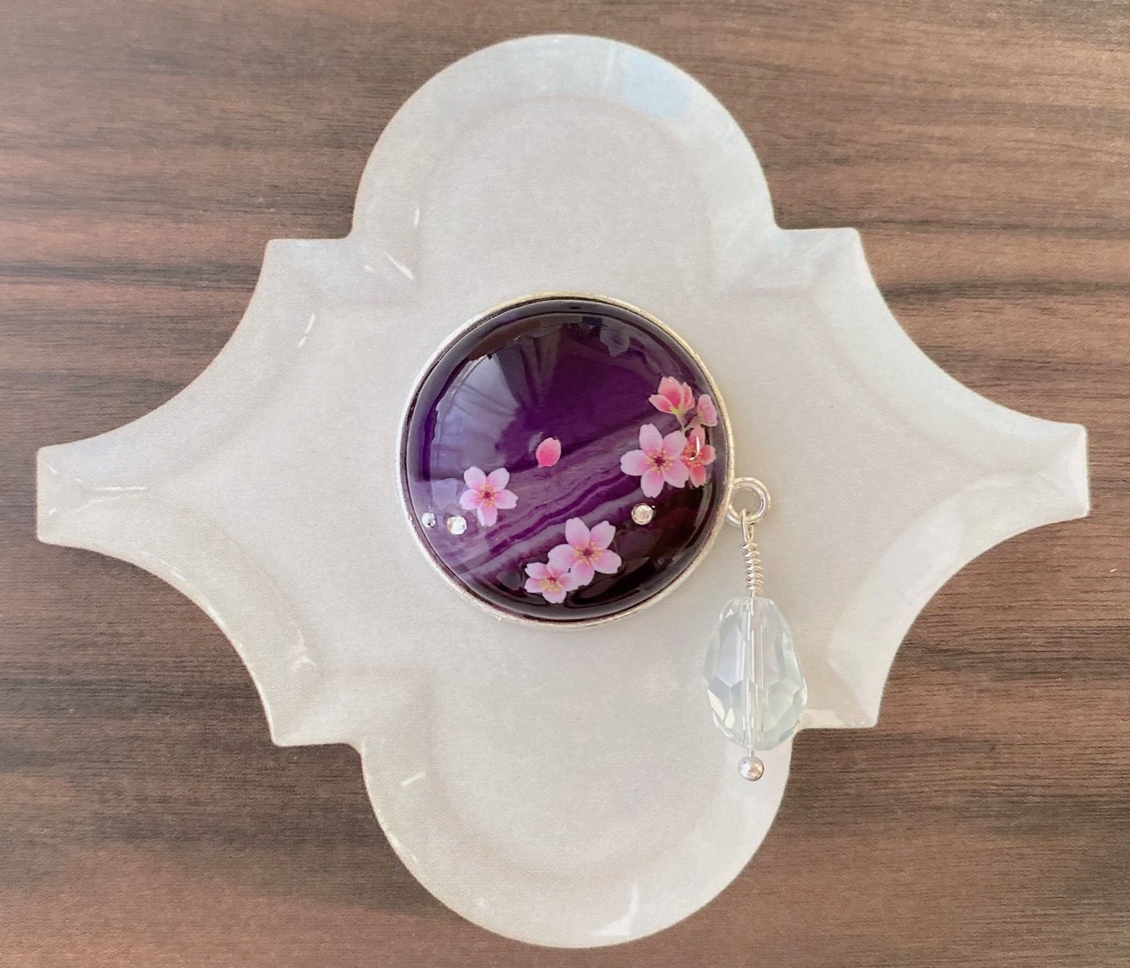 ☆〜天然石 紫縞瑪瑙 桜 まん丸 雫型チャーム付き帯留め 2.6cm 