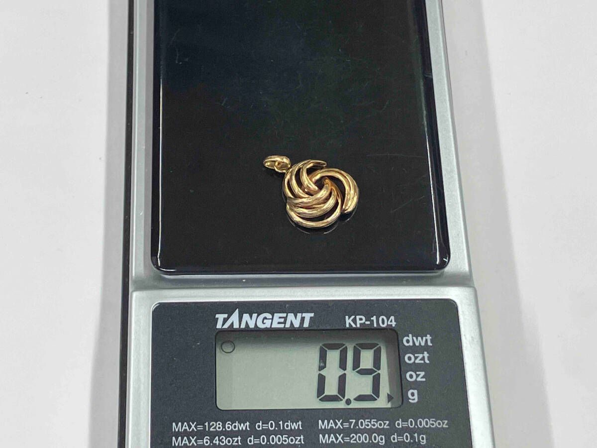 0.9g