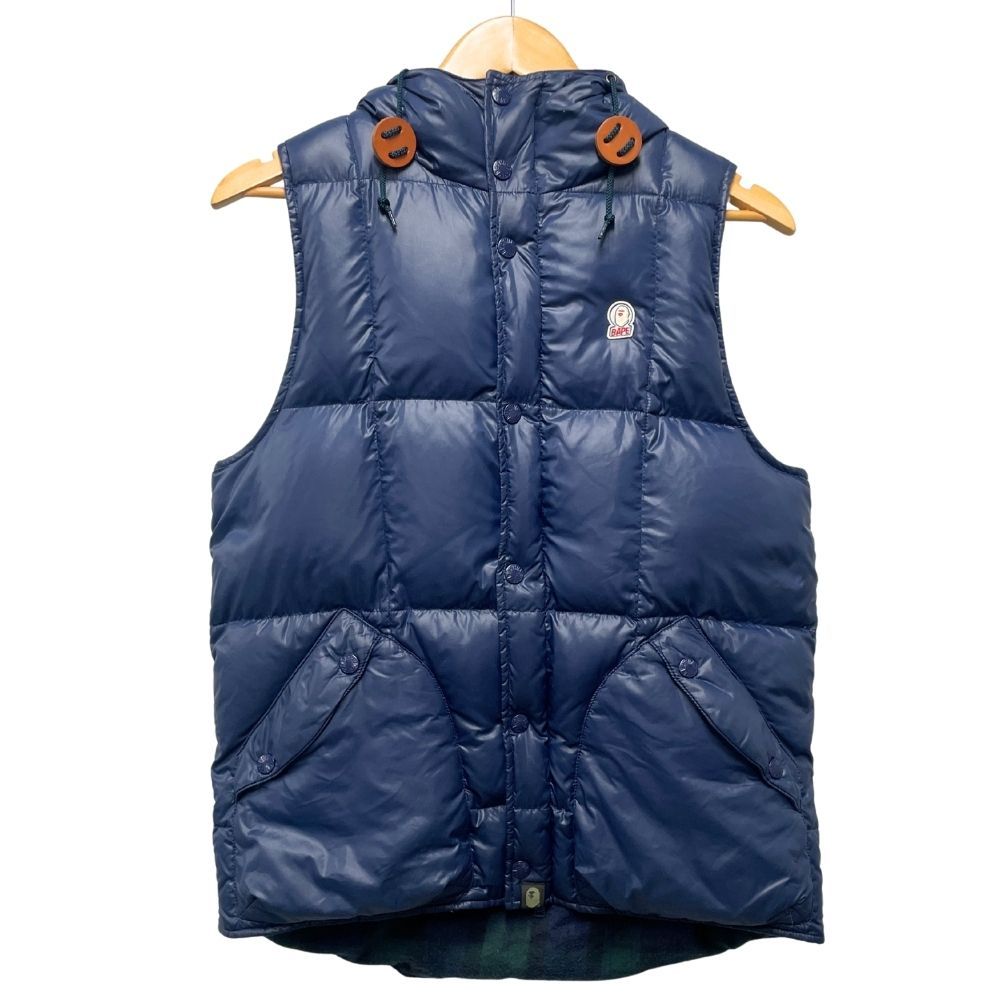 A BATHING APE アベイシングエイプ 裏地チェック柄 ナイロンフード ダウンベスト ネイビー サイズ S 正規品 / 40547