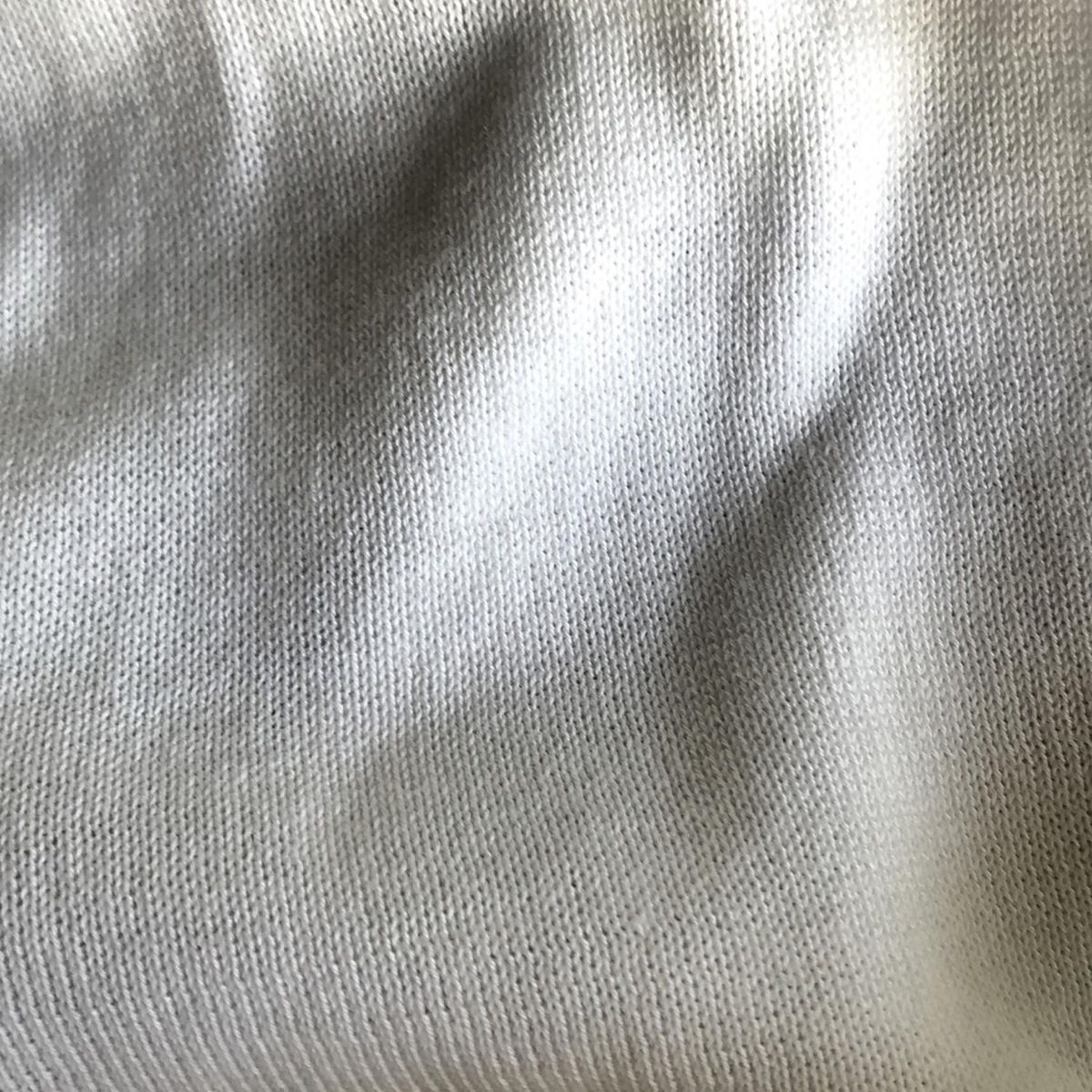 白 Vネック