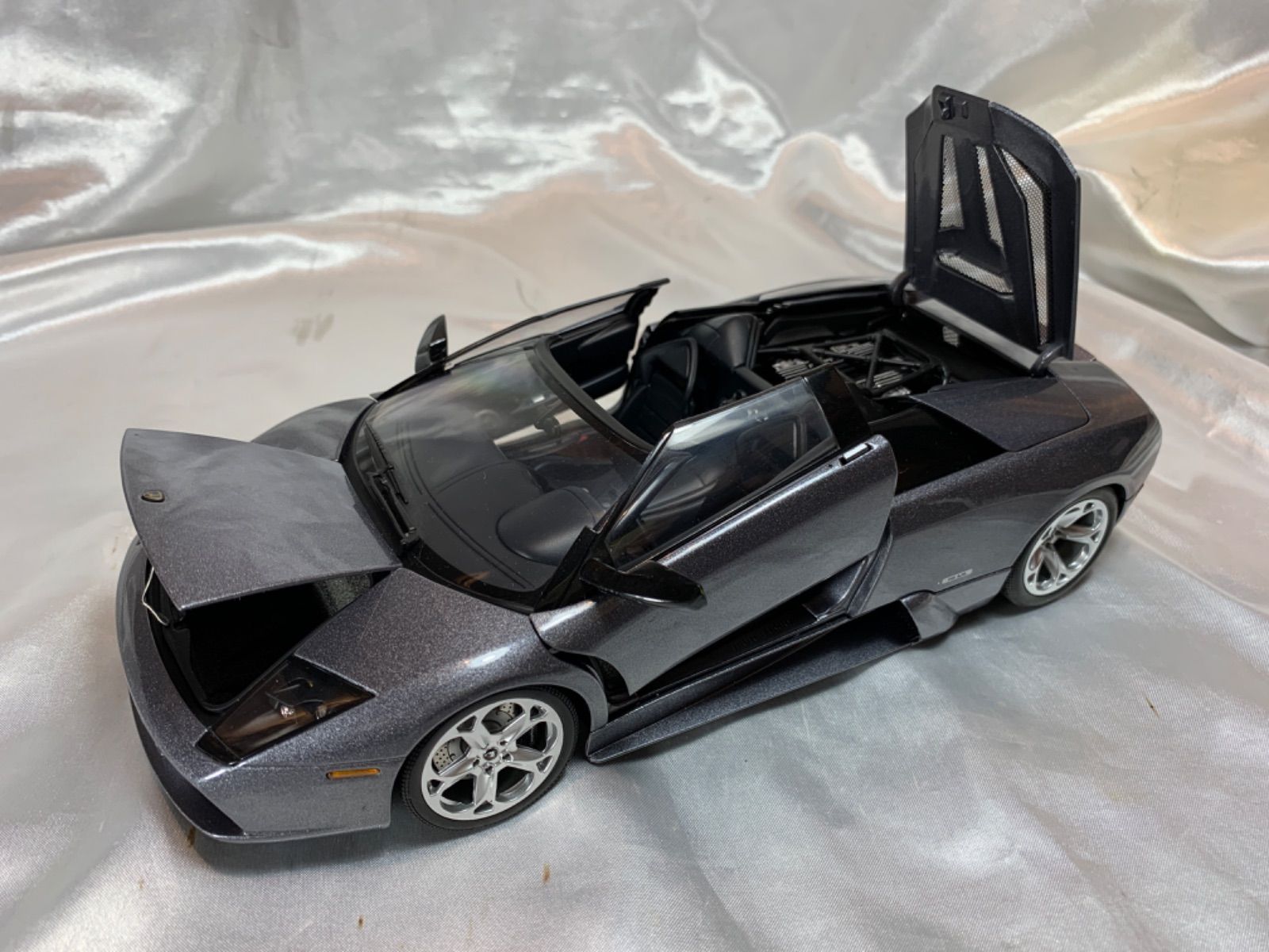 ランボルギーニ・ムルシエラゴ 1/18 ミニカー オートアート 1/18 ランボルギーニ ムルシエラゴ LP640