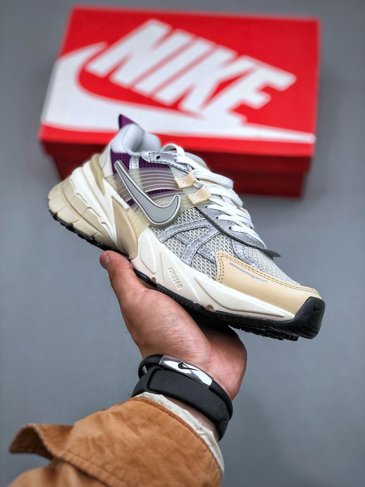 NIKE WMNS V2K RUN PRM LIGHT BONE ナイキウィメンズ V2K ラン プレミアム ライト ボーン(HF4305-072)