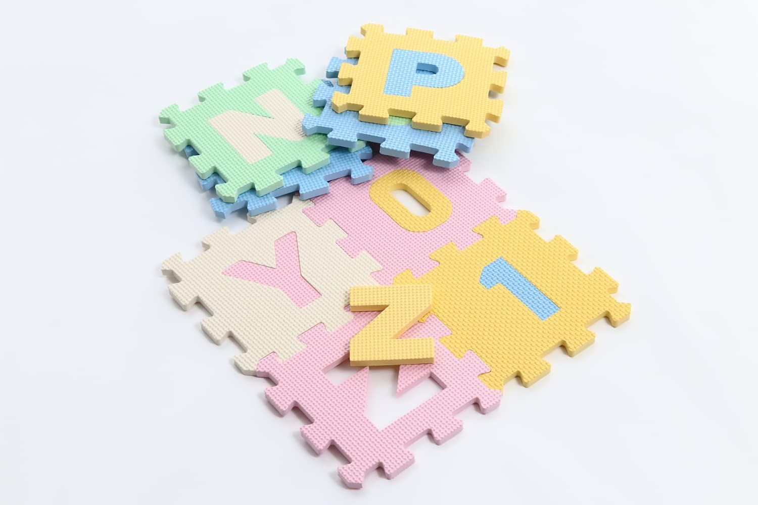 在庫処分】数字+アルファベット パズルマット 36枚セット ジョイントマット 約15x15x厚さ1cm/子供 床材 キッズ ユノックス プレイマット/防音対策/床の傷防止/床暖房対応  - メルカリ