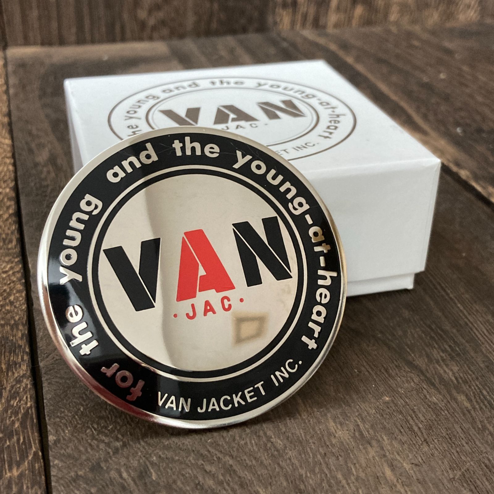 VAN JAC カーバッジ　ロゴ　エンブレム　ヴァンジャケット VAN JAC カーバッジ ロゴ エンブレム ヴァンジャケット - メルカリ