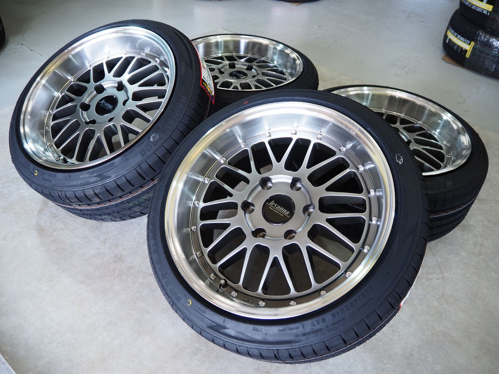 新品☆ツライチ設定☆超 深リム メッシュ225/40R18 ハイエース