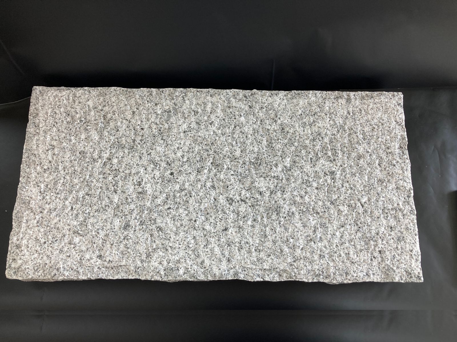 ベトナム産白敷石300✕600✕50ミリ 五面のみぎり仕上げ計 ベトナム産白敷石300✕600✕50ミリ 五面のみぎり仕上げ計