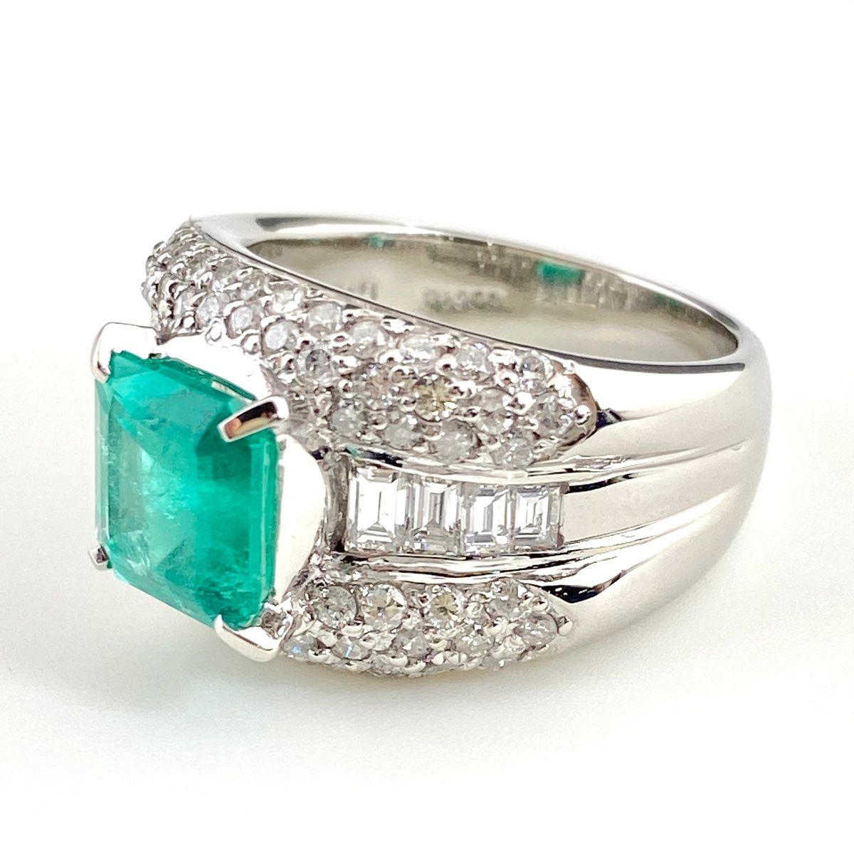 エメラルド デザインリング プラチナ 指輪 メレダイヤ リング 11号  