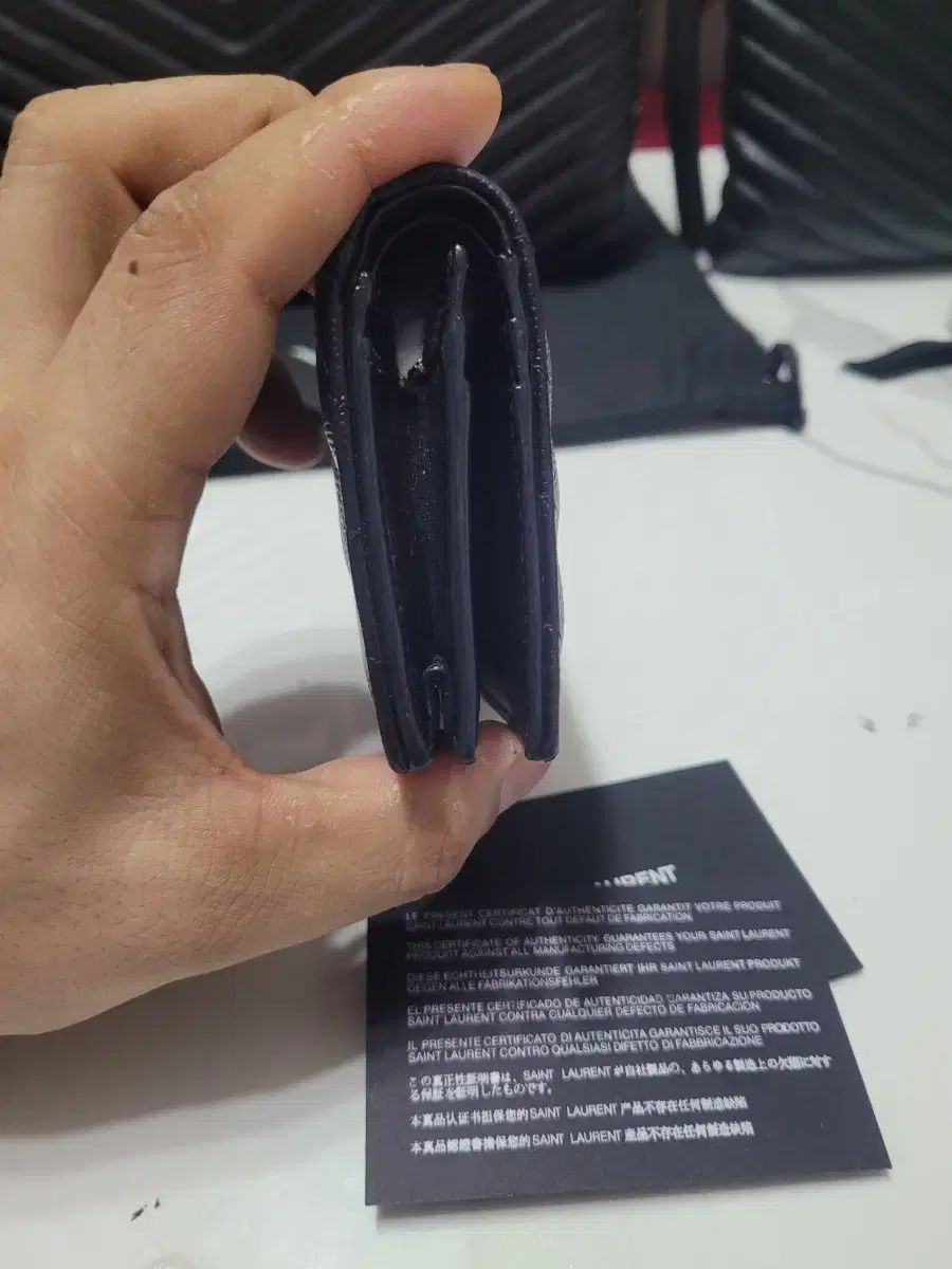 Saint Laurent サンローラン かわいい二つ折り財布 単品 それでも