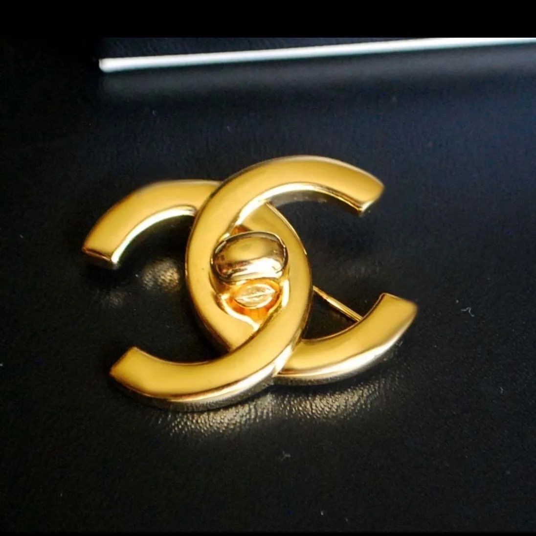 CHANEL ゴールド　ターンロックロゴ ブローチ　刻印あり 楽天市場】シャネル CHANEL ココマーク ターンロック ブローチ