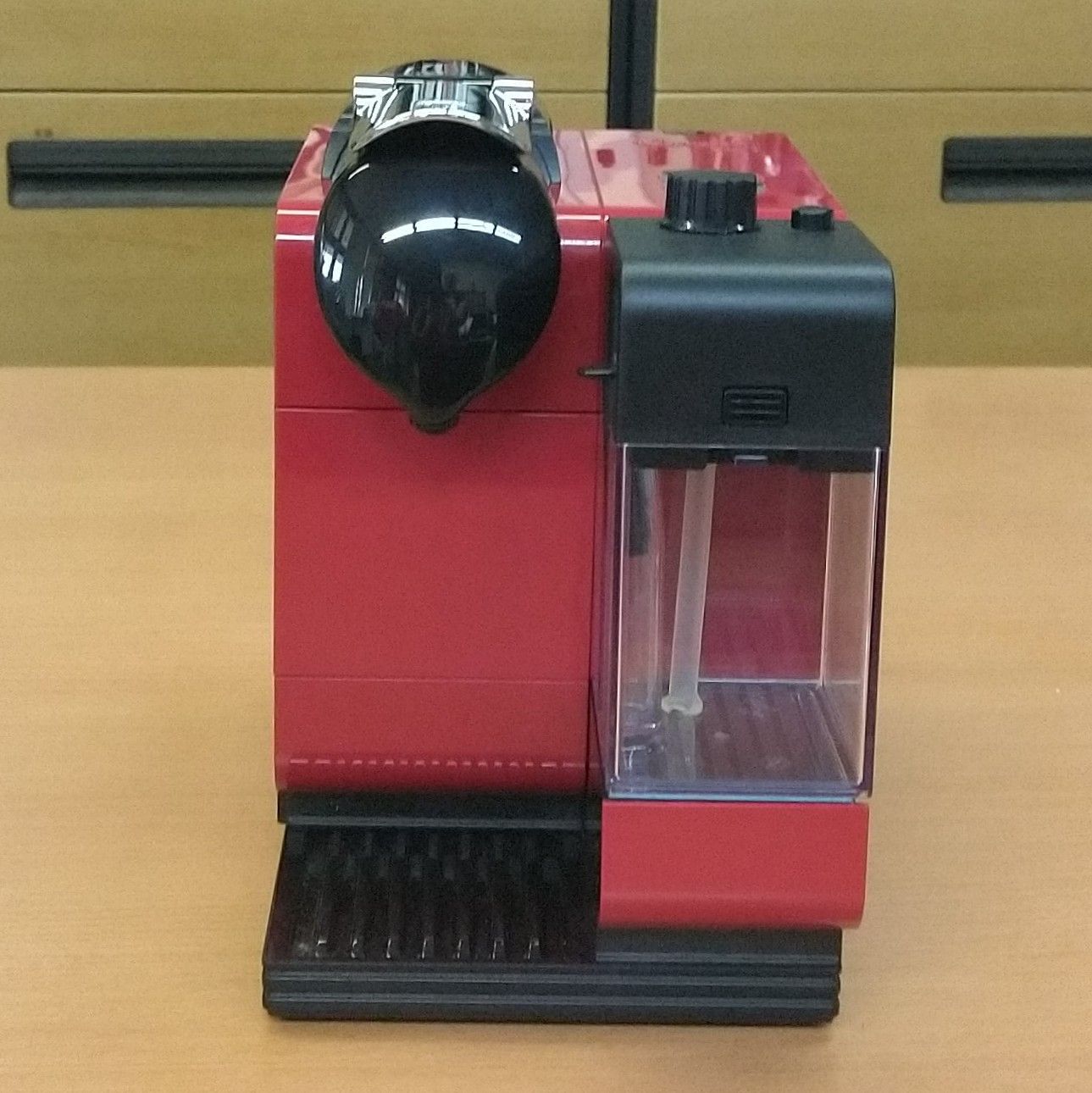 新品　ネスプレッソ コーヒーメーカー ラティシマ・タッチ レッド F511 ネスプレッソ コーヒーメーカー ラティシマ タッチ F511 2017年