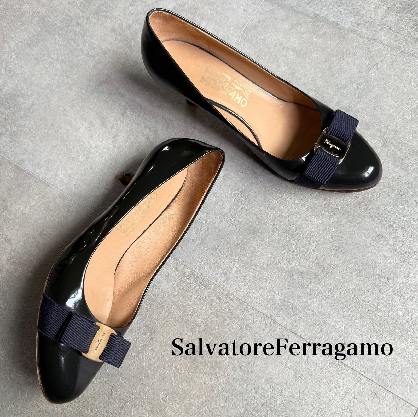 SalvatoreFerragamo サルヴァトーレフェラガモ ヴァラリボン パテントレザーパンプス ダークグレーネイビー 8D 25cm 大きいサイズ