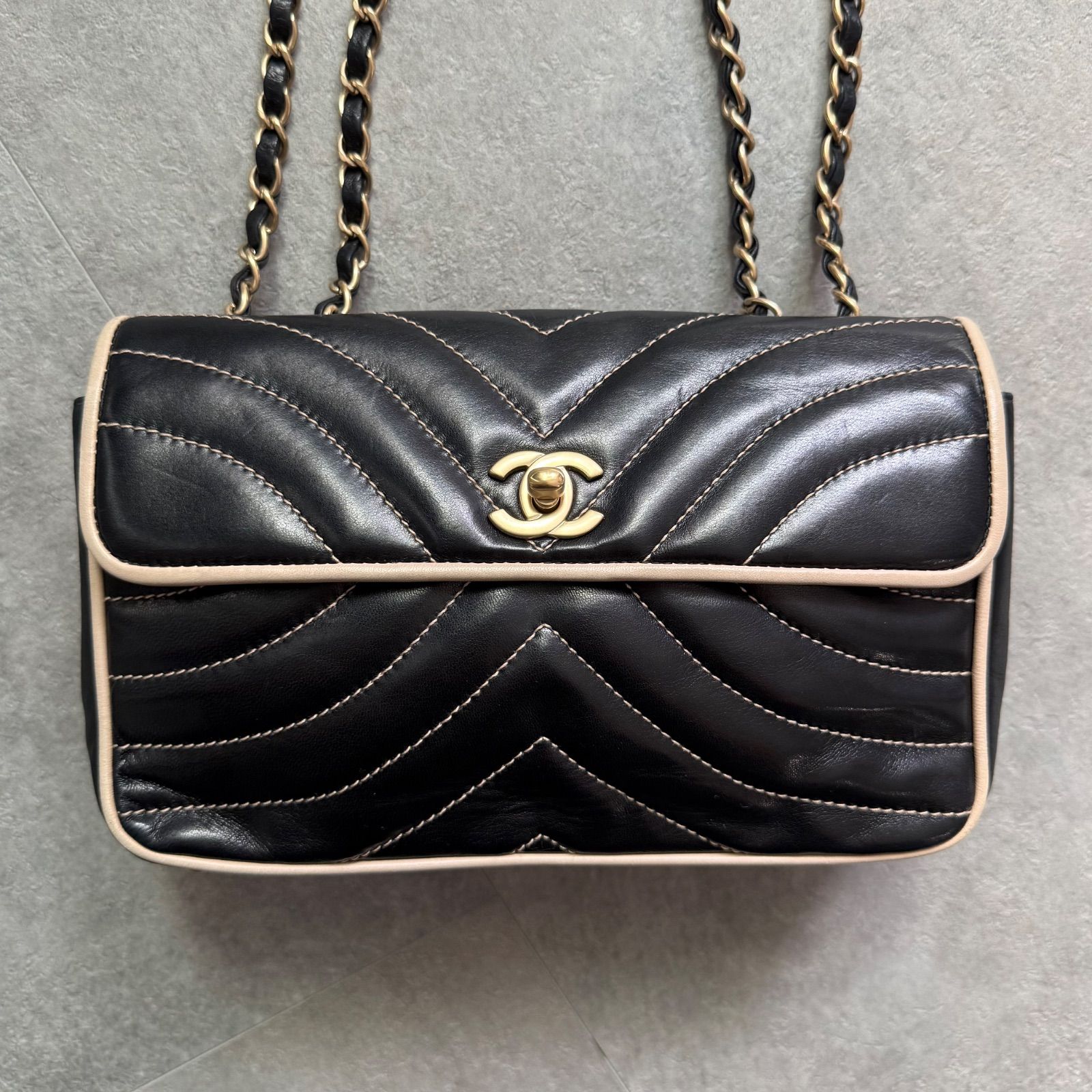 希少 シャネル シェブロン ターンロック Wチェーンショルダーバッグ