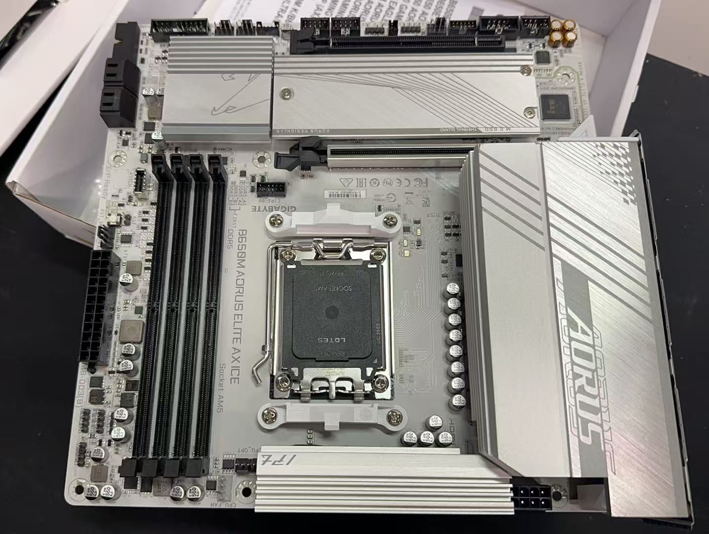 - マザーボード