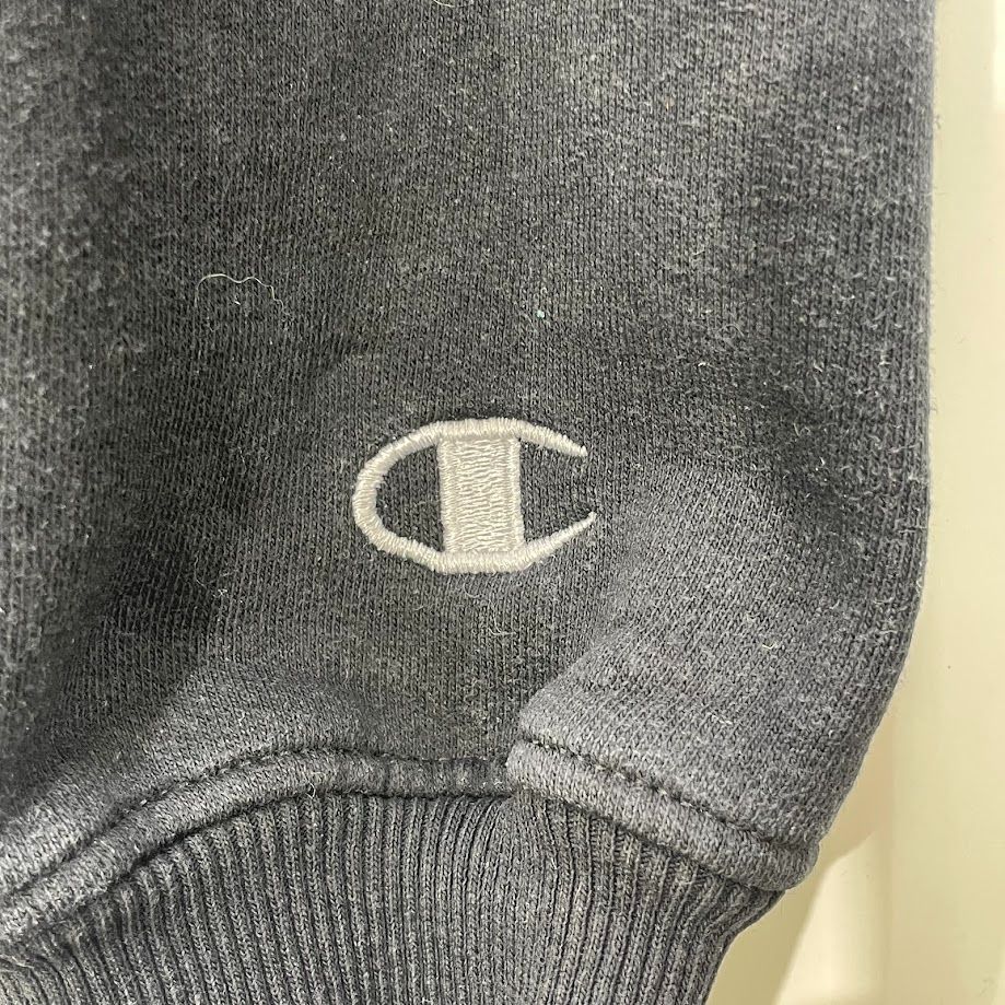 アストラゼネカ企業刺繍ロゴ チャンピオンスウェットトレーナー前Vガゼット目玉ロゴ アストラゼネカ 企業ロゴ 刺繍 チャンピオン スウェット 前V