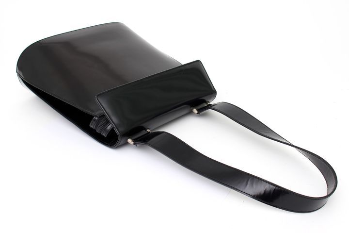 フェラガモ ハンドバッグ ガンチーニ 黒色 レザー フラップ 本革 高級感 FERRAGAMO（フェラガモ） Salvatore Ferragamo サルヴァトーレ