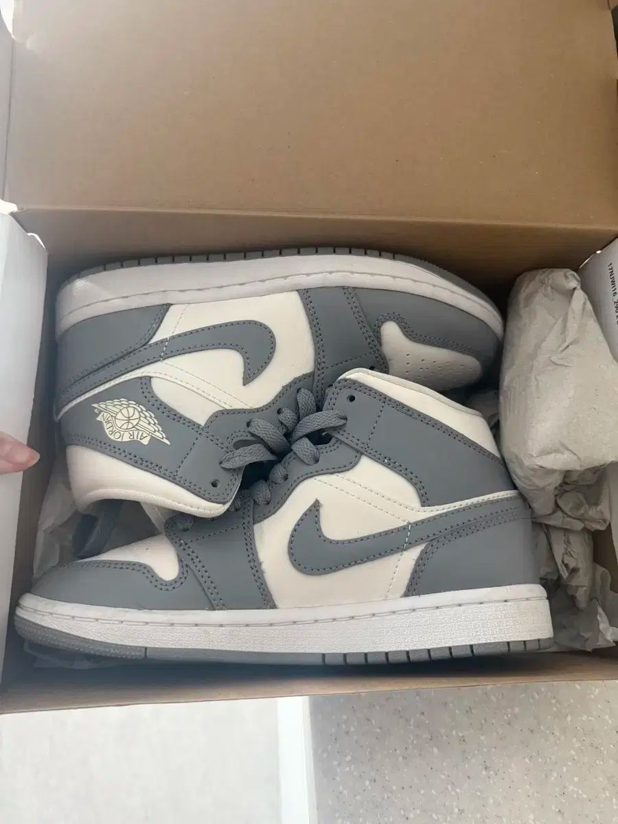 NIKE(ナイキ) エア ジョーダン 1 ミッド グレー 225 節約 国内5月21日/23日