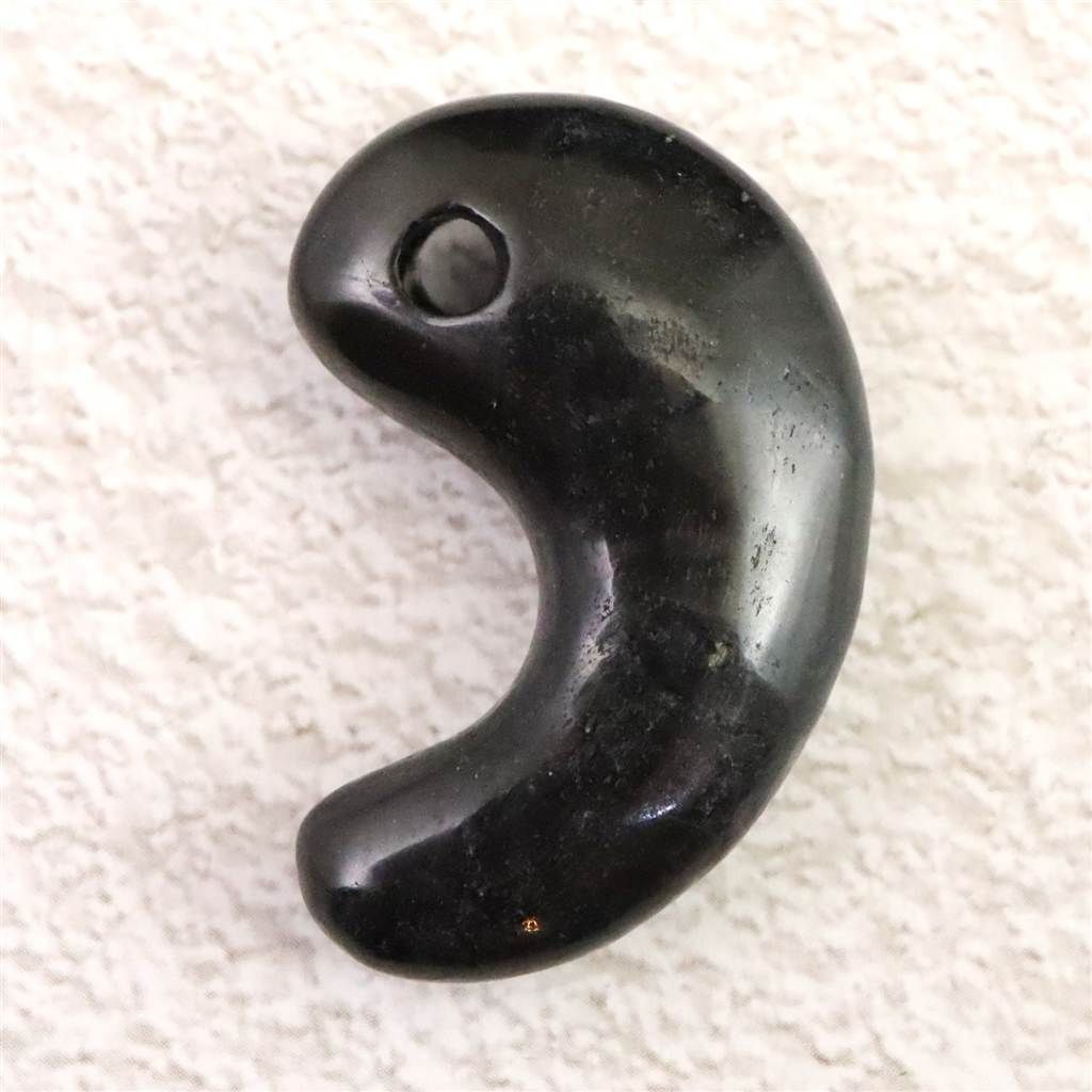 ロシア産 シュンガイト 30X20 mm 勾玉 type.B 【榎本通商15429 