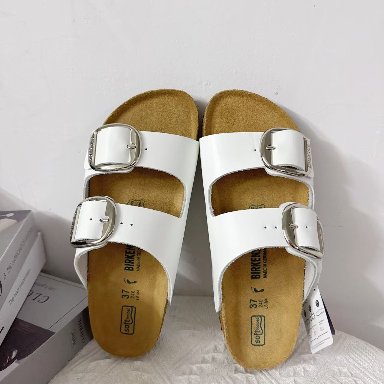 人気商品・極美品・新品未使用】BIRKENSTOCK ビルケンシュトックサンダル Arizona Big Buckle / アリゾナ ビッグバックル  サンダル レザー 男女兼用 ホワイト×シルバーT792 - メルカリ